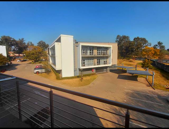 182M² OFFICE FOR SALE IN CHARTWELL